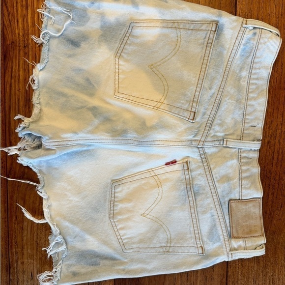 Levi' Premium Ribcage Straight Whitewashed Denim Frayed Shorts / 31 - Picture 9 of 11